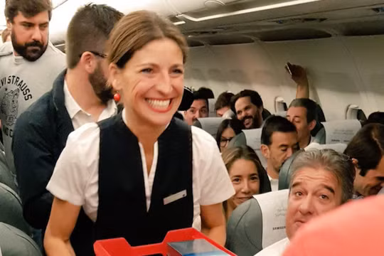 Các hành khách rất bất ngờ khi nhìn thấy tiếp viên bê khay đựng Note 8 (ảnh: Iberia Airlines)