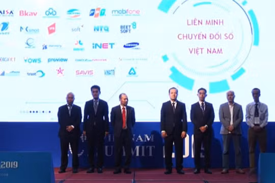 Đại diện các doanh nghiệp lớn tham gia Liên minh Chuyển đổi Số