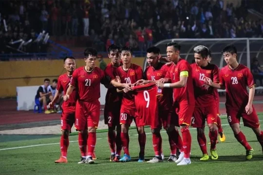 Cầu thủ Việt Nam dành tặng bàn thắng cho Văn Toàn, người bị chấn thương trước trận đấu (ảnh: Fox Sport)