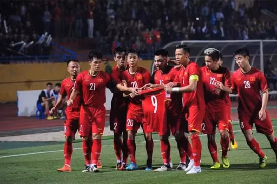 Cầu thủ Việt Nam dành tặng bàn thắng cho Văn Toàn, người bị chấn thương trước trận đấu (ảnh: Fox Sport)