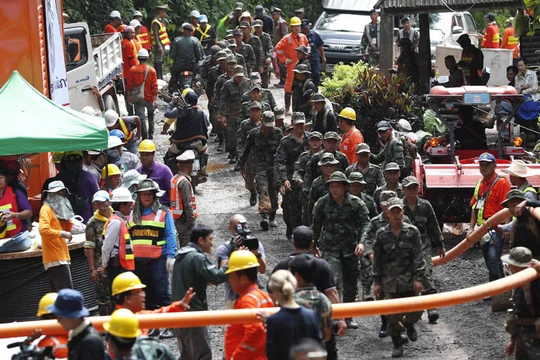 Chiến dịch đưa các thành viên đội bóng Thái Lan ra khỏi hang Tham Luang Nang Nong ở Chiang Rai đang được tiến hành rất khẩn trương (ảnh: express.co.uk)