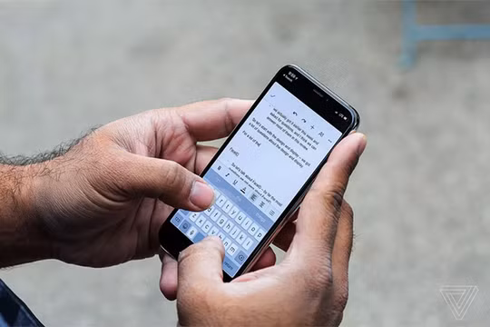 iOS 11 dính lỗi gõ ký tự (ảnh: The Verge)