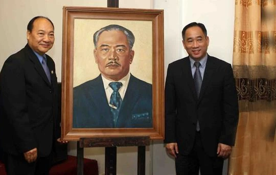 Ông Nguyễn Anh Minh (Giám đốc Bảo tàng Mỹ thuật Việt Nam) bàn giao tác phẩm "Chân dung Hoàng thân Souphanouvong" cho đại diện bảo tàng Kaysone Phomvihane
