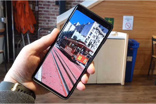 Galaxy S10 sau khi ẩn camera trước (ảnh: Sam Mobile)