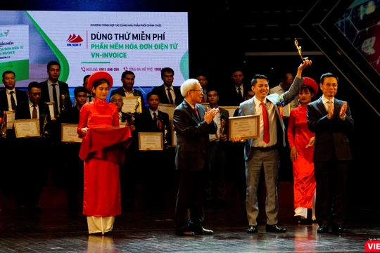 Bộ trưởng Bộ TT&TT Nguyễn Mạnh Hùng và GS.TSKH Đỗ Trung Tá trao giải cho đơn vị tiêu biểu