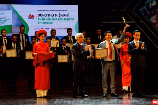 Bộ trưởng Bộ TT&TT Nguyễn Mạnh Hùng và GS.TSKH Đỗ Trung Tá trao giải cho đơn vị tiêu biểu