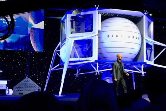 Tỷ phú Jeff Bezos bên cạnh tàu đổ bộ "Mặt trăng xanh" (ảnh CNET)