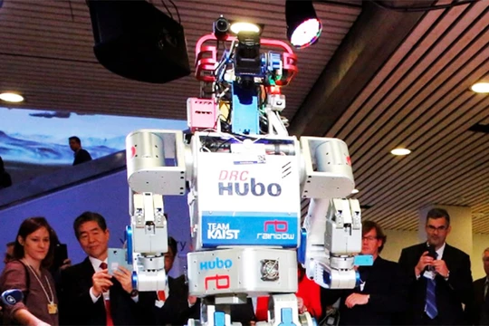 HUBO, robot đa chức năng biểu diễn khả năng của mình bên cạnh kỹ sư Oh Jun-Ho, Giám đốc Viện Khoa học và Công nghệ cao Hàn Quốc (ảnh Reuters)