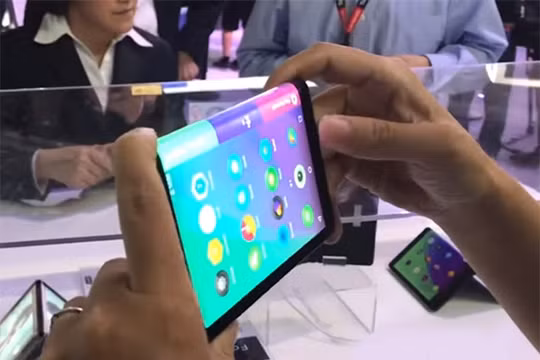 Máy tính bảng có thể gập đôi của Lenovo đang được giới thiệu tại sự kiện Tech World của hãng