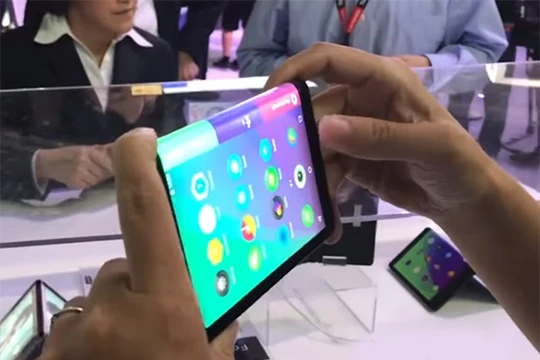 Máy tính bảng có thể gập đôi của Lenovo đang được giới thiệu tại sự kiện Tech World của hãng