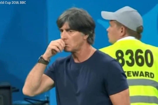 HLV đội tuyển Đức có hành động kỳ quặc (ảnh: The Sun)