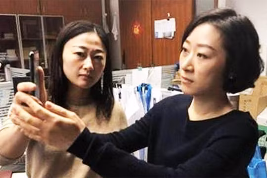 Đồng nghiệp của cô Dương có thể dễ dàng mở khóa chiếc iPhone X cô mới mua (ảnh: Bưu điện Buổi sáng Hoa Nam)