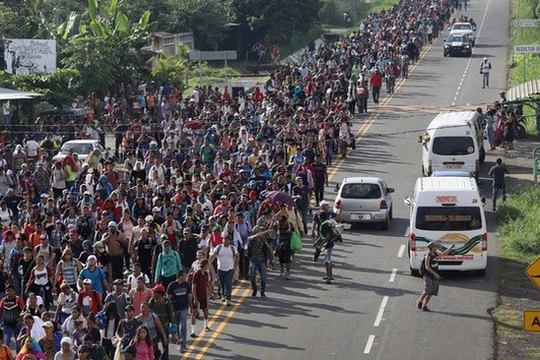 Đoàn người di cư đến Mỹ bị chặn lại ở biên giới phía Nam (ảnh Getty Images)