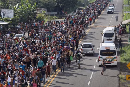 Đoàn người di cư đến Mỹ bị chặn lại ở biên giới phía Nam (ảnh Getty Images)