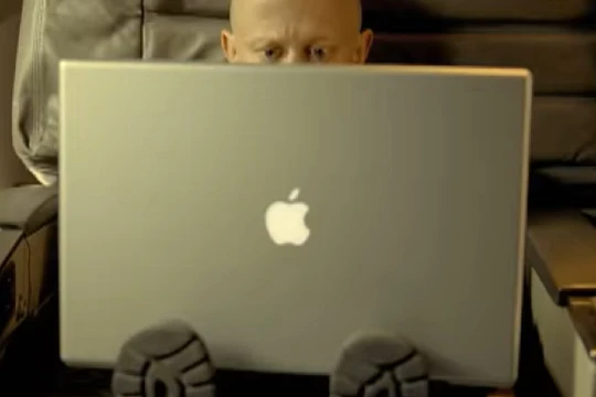 Chiếc MacBook kích thước lớn của Apple (ảnh: YouTube)