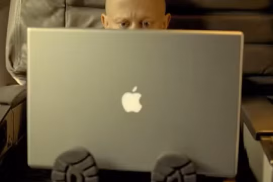 Chiếc MacBook kích thước lớn của Apple (ảnh: YouTube)