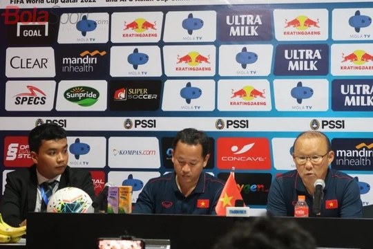 HLV Park Hang-seo trả lời họp báo sau trận đấu (ảnh Bola Sport)