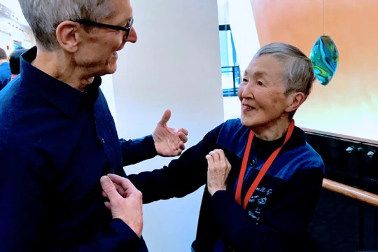 Giám đốc điều hành Apple Tim Cook trò chuyện với bà Masako Wakamiya tại San Jose, California, tháng 6/2017 (ảnh: Nikkei Asian Review)