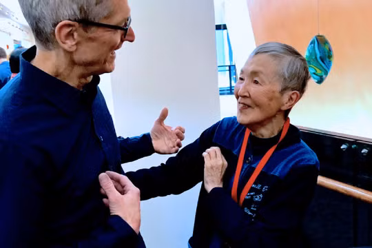 Giám đốc điều hành Apple Tim Cook trò chuyện với bà Masako Wakamiya tại San Jose, California, tháng 6/2017 (ảnh: Nikkei Asian Review)