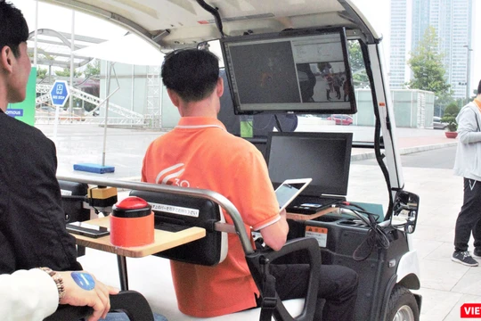 Xe tự lái của FPT chạy thử nghiệm tại Trung tâm Hội nghị Quốc gia