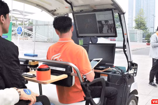 Xe tự lái của FPT chạy thử nghiệm tại Trung tâm Hội nghị Quốc gia
