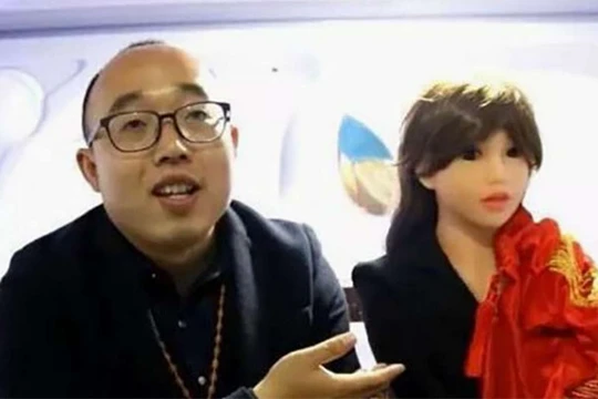 Anh Trịnh Gia Gia bên cô vợ robot của mình