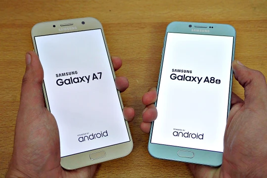 Galaxy A7 (2017) và Galaxy A8 (2016) - ảnh YouTube