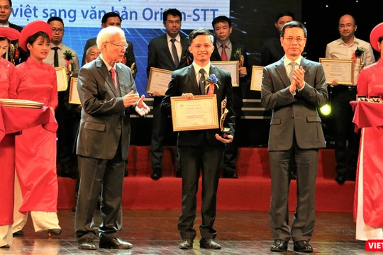 Đại diện VAIS, ông Nguyễn Quốc Trường, nhận giải thưởng Chuyển đổi Số 2019 cho ứng dụng chuyển đổi âm thanh thành văn bản