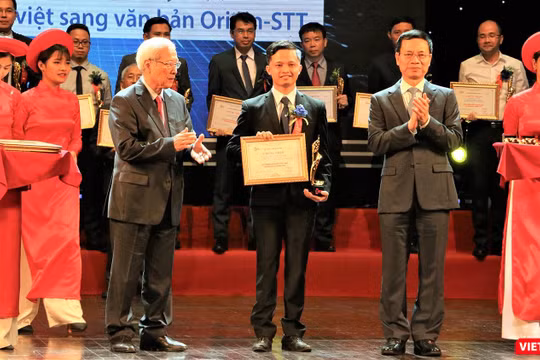 Đại diện VAIS, ông Nguyễn Quốc Trường, nhận giải thưởng Chuyển đổi Số 2019 cho ứng dụng chuyển đổi âm thanh thành văn bản