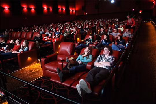 Các bộ phim bom tấn sẽ được cho thuê sau khi ra rạp khoảng 2 tuần (ảnh CNET)