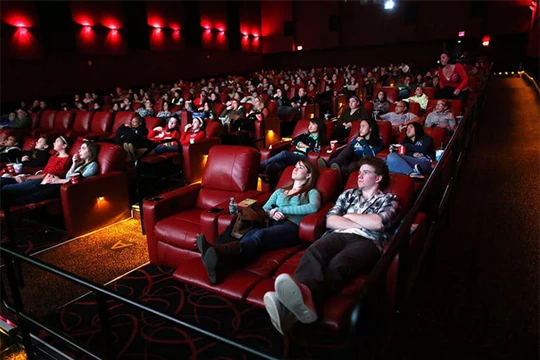 Các bộ phim bom tấn sẽ được cho thuê sau khi ra rạp khoảng 2 tuần (ảnh CNET)