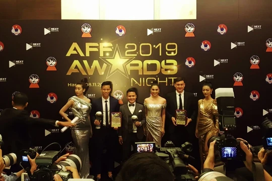 Các cầu thủ Việt Nam nhận giải thưởng cho các hạng mục tại AFF Awards 2019 (ảnh: baotintuc)