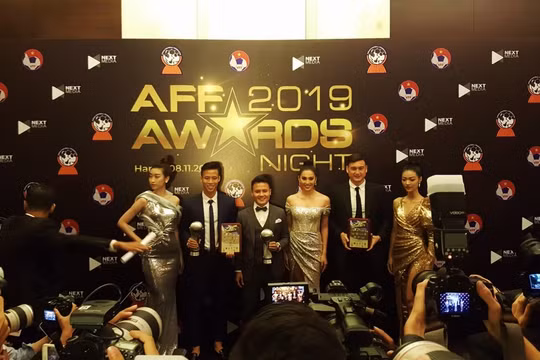 Các cầu thủ Việt Nam nhận giải thưởng cho các hạng mục tại AFF Awards 2019 (ảnh: baotintuc)