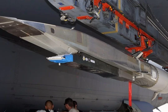 Tên lửa X-51A gắn trên cánh máy bay B-52 tại căn cứ không quân Edwards, tháng 7/2009 (ảnh: Wikipedia)