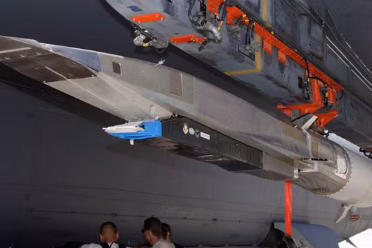 Tên lửa X-51A gắn trên cánh máy bay B-52 tại căn cứ không quân Edwards, tháng 7/2009 (ảnh: Wikipedia)