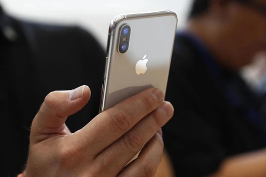iPhone X là smartphone đắt nhất trên thị trường. Chính vì vậy nó là món mồi béo bở cho những tên cướp (ảnh: Independent)