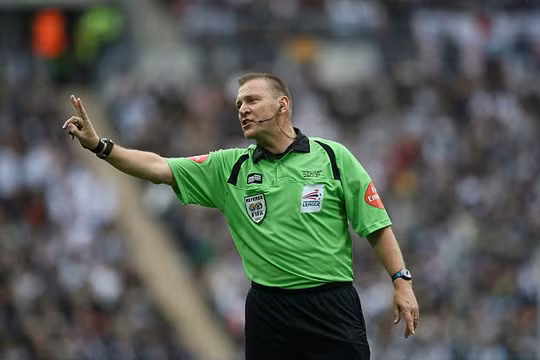 Cựu trọng tài Graham Poll (ảnh Daily Mail)