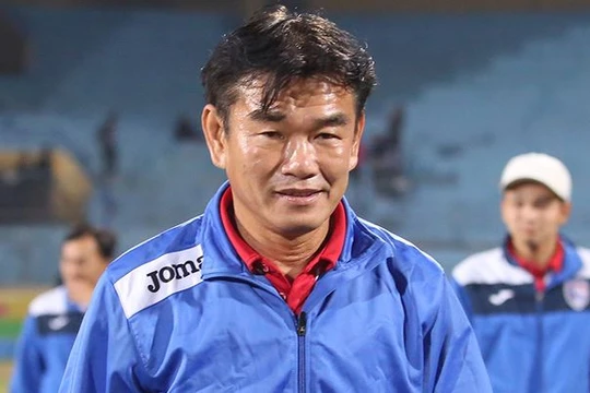 HLV Phan Thanh Hùng đang xây dựng lại hệ thống cho đội bóng vùng Than (ảnh: CLB Quảng Ninh)