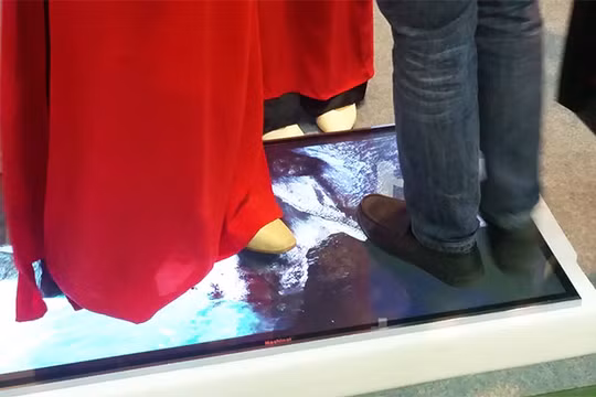 Có thể dẫm thoải mái lên chiếc tivi mà không vỡ