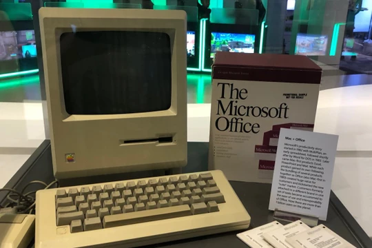 Một chiếc Macintosh đời đầu được trưng bày trang trọng trong văn phòng của Microsoft