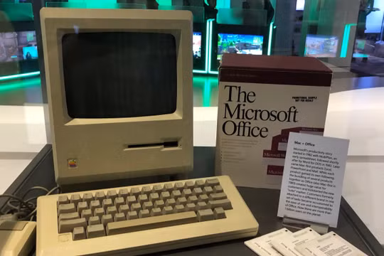 Một chiếc Macintosh đời đầu được trưng bày trang trọng trong văn phòng của Microsoft