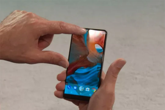 Essential Phone (ảnh Phone Arena) 