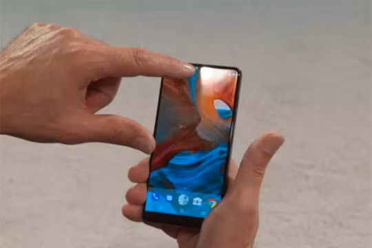 Essential Phone (ảnh Phone Arena) 