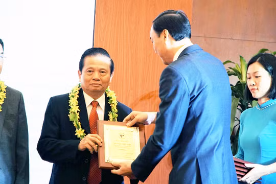 ông Lê Doãn Hợp, nguyên Bộ trưởng Bộ Thông tin & Truyền thông, Chủ tịch Danh dự Hội Truyền thông Số Việt Nam nhận bằng khen (ảnh: Nguyễn Khang)