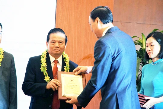 ông Lê Doãn Hợp, nguyên Bộ trưởng Bộ Thông tin & Truyền thông, Chủ tịch Danh dự Hội Truyền thông Số Việt Nam nhận bằng khen (ảnh: Nguyễn Khang)