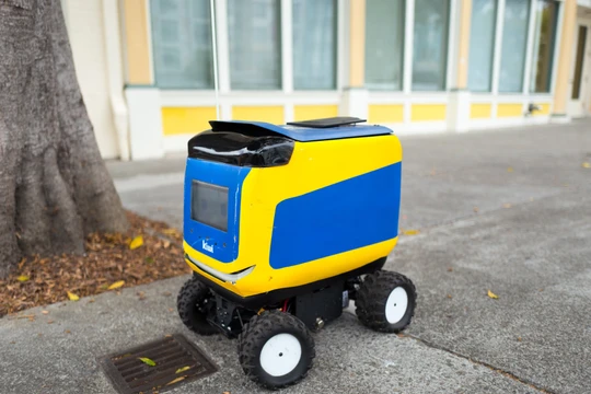 Robot tự động giao đồ ăn của hãng Kiwi (ảnh: Business Insider)