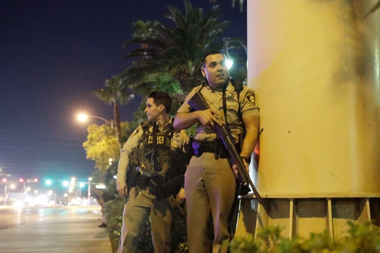 Cảnh sát có vũ trang tiếp cận khu nghỉ dưỡng Mandalay Bay và khu sòng bạc trong vụ xả súng kinh hoàng xảy ra tuần trước ở Las Vegas (ảnh AP) 