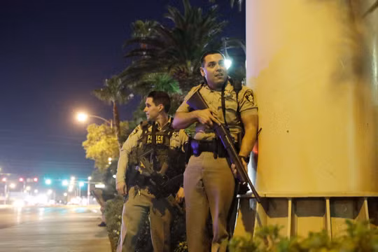 Cảnh sát có vũ trang tiếp cận khu nghỉ dưỡng Mandalay Bay và khu sòng bạc trong vụ xả súng kinh hoàng xảy ra tuần trước ở Las Vegas (ảnh AP) 