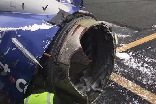 Máy bay của hãng Southwest Airlines gặp tai nạn khi đang thực hiện lộ trình từ New York tới Dallas (ảnh: AP)