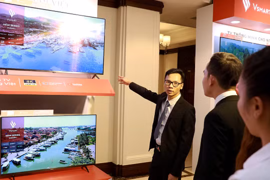 Đại diện VinSmart giới thiệu tivi cho khách thăm quan